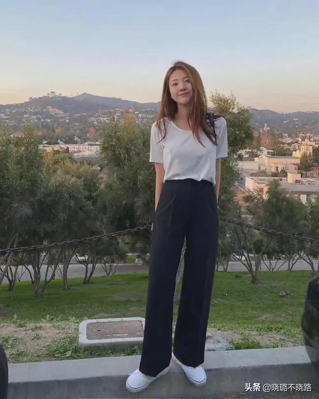 适合搭卫衣的裤子显瘦款,卫衣修身短款显瘦搭背带裤