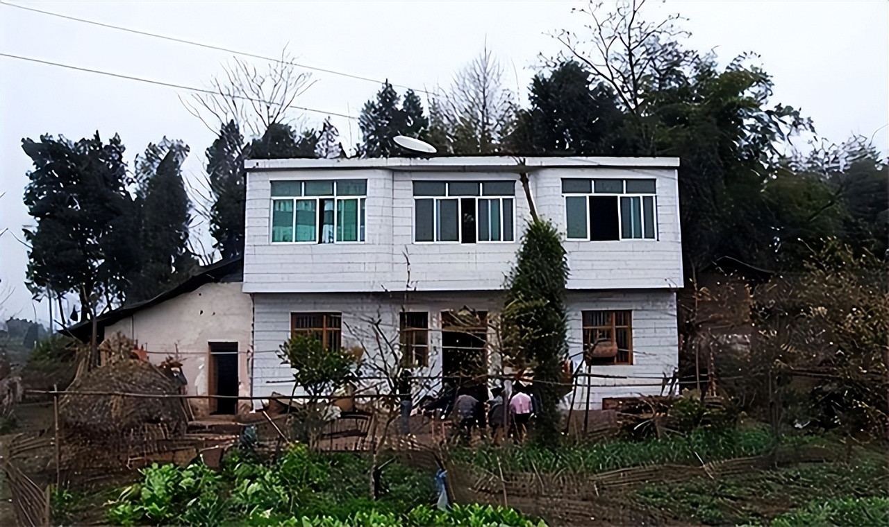 江西孝子为父亲遗体塑金身 (江西男子为父亲塑成金身)