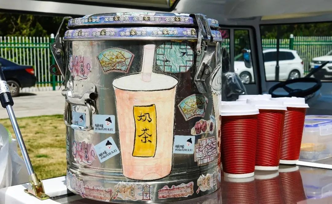 点外卖的年轻人，逃不过山寨奶茶