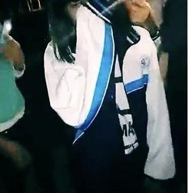 女儿被男同学牵着手,女儿被男同学追感觉别扭