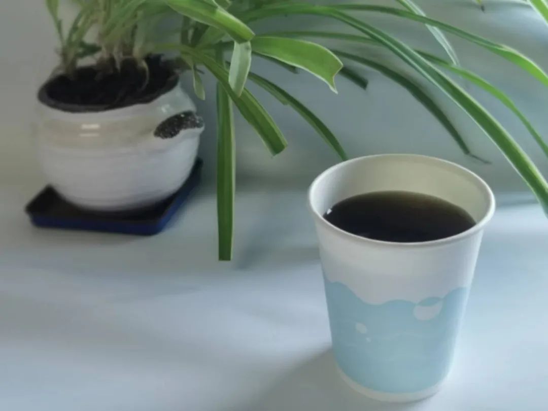 凉茶熬制成茶叶再冲泡,把凉茶当水喝