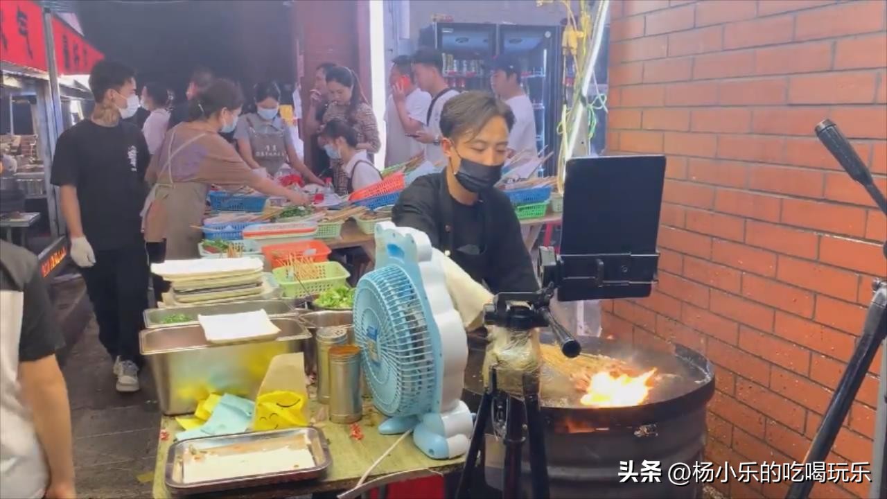 重庆民心佳园人山人海,重庆民心佳园夜市回归“顶流”