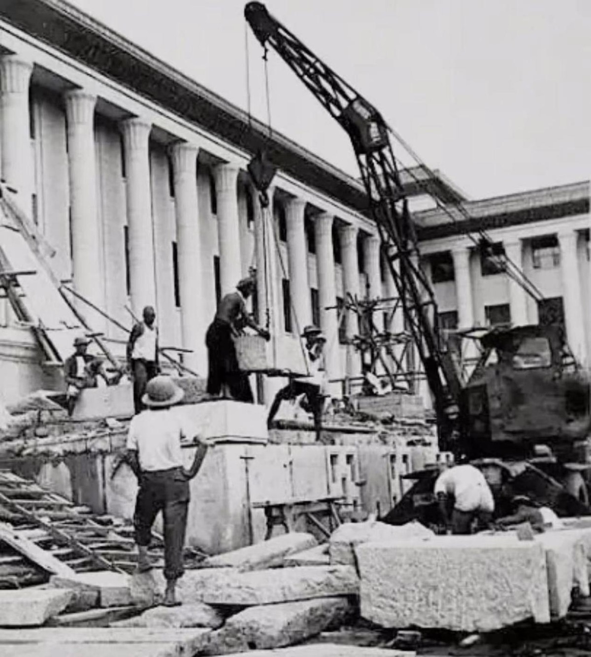 1959年人民大会堂落成，毛主席看着天花板笑问：这是谁的主意