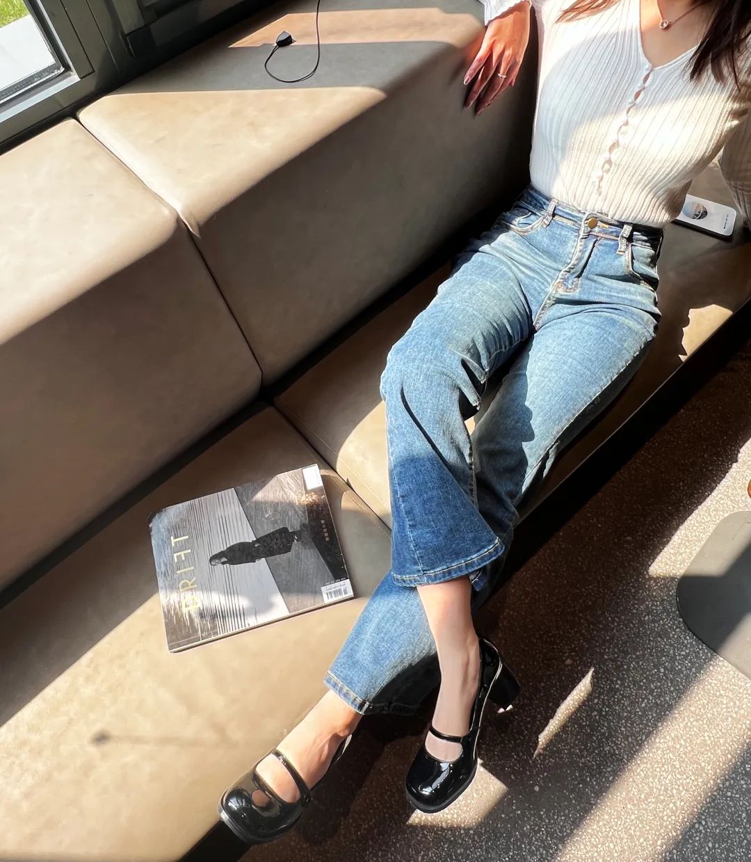 贾玲穿的鞋子品牌,贾玲今年春节穿的鞋