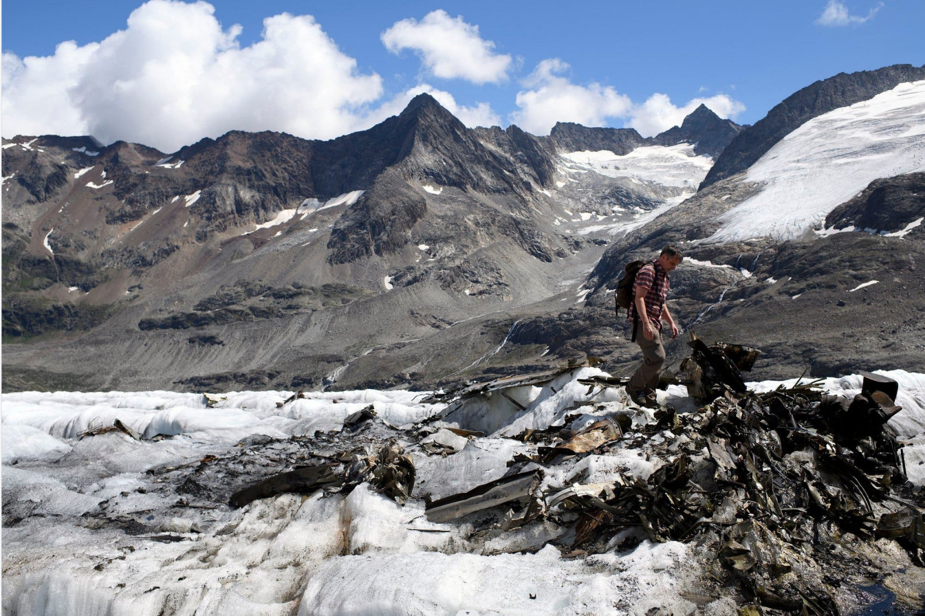 雪山融化后出现飞机残骸,瑞士1968年失事飞机残骸现身