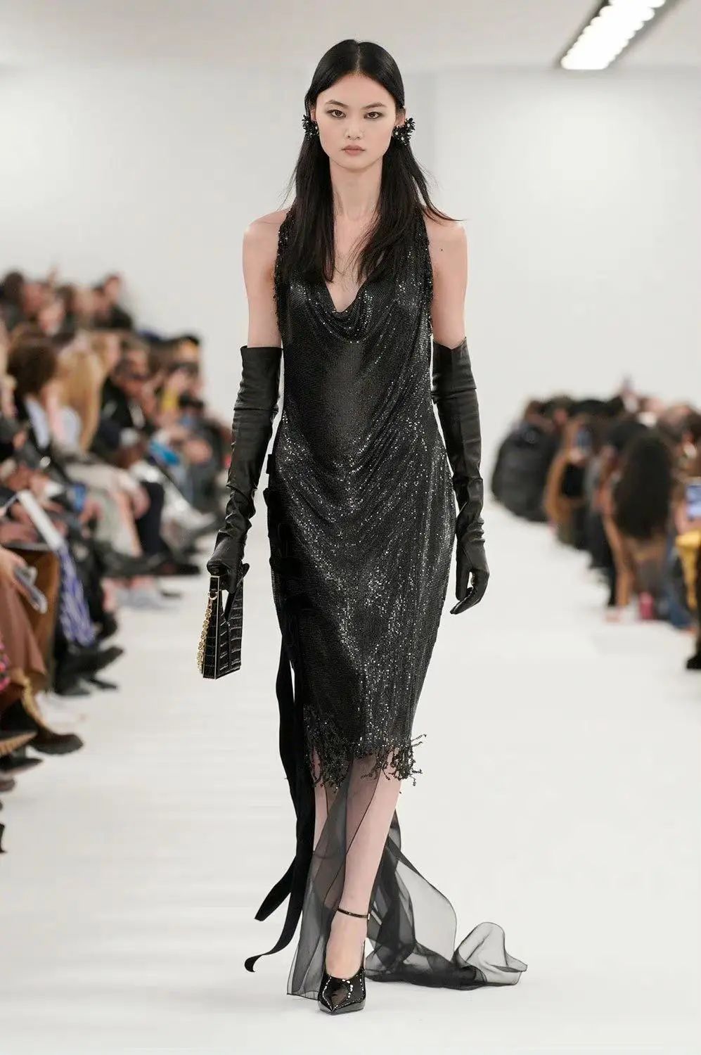 刘雯时隔三年重返时装周首秀,2003后女明星