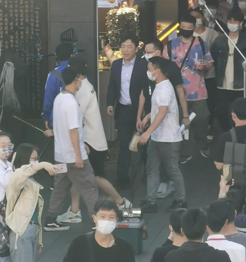 黄渤穿西装帅照,黄渤参加蹭饭真人秀