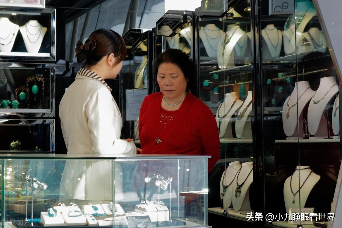 云南旅游一女的买石头,云南旅游必买石头