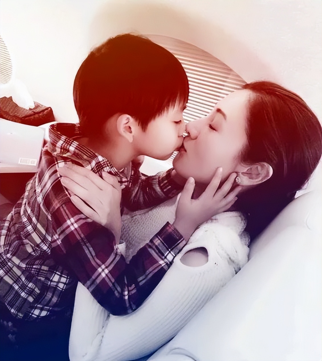 嘴对嘴接吻，当众强吻30岁女儿，没边界感的明星父母有多离谱？