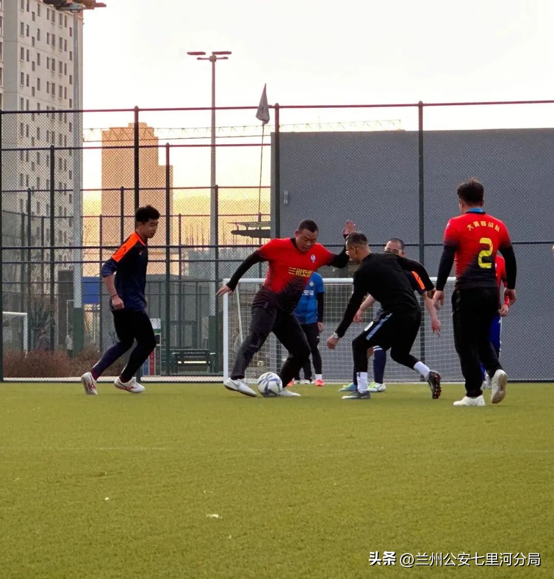“绿茵激情洒汗水驰骋奥体见友情”——兰州公安七里河分局与交警支队开展足球友谊赛