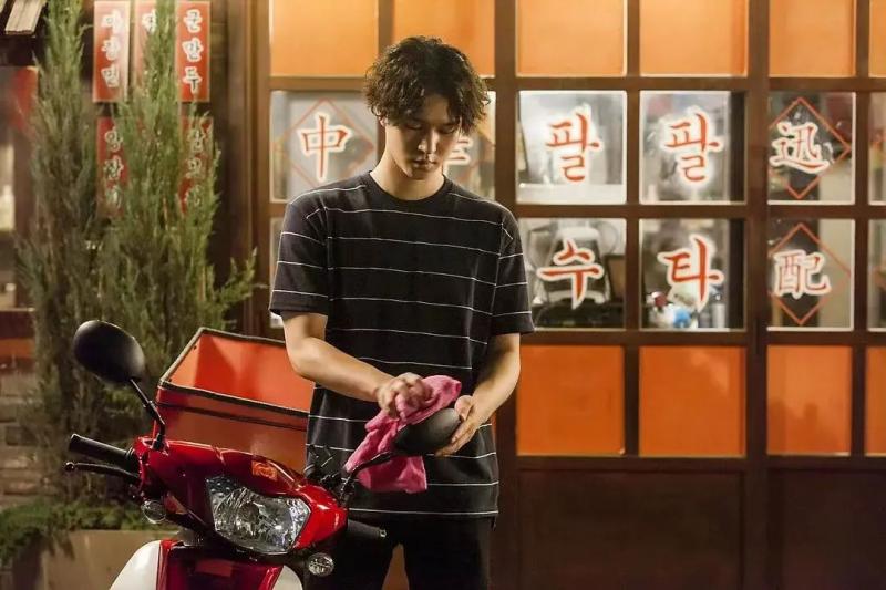 快递小哥在北京送外卖攒下钱了,快递小哥大晚上送外卖