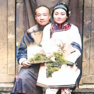 高清老照片：旗人格格大腿岔开豪放洗衣，地主三妻四妾不输女明星