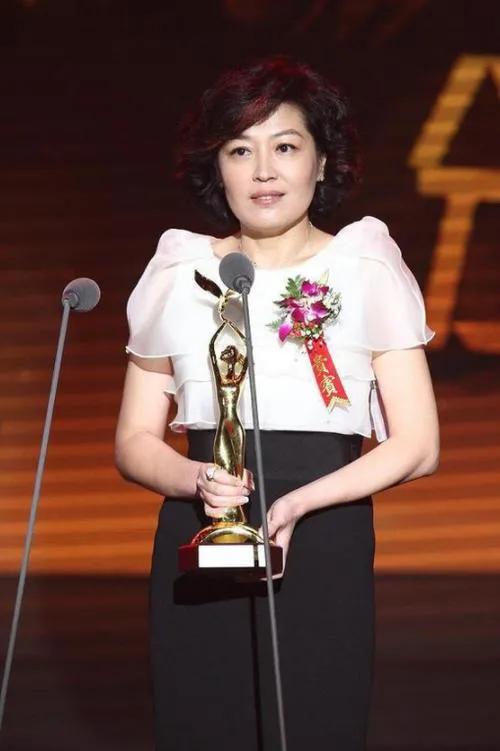 哈文多年后再回国晒照感叹回家好,哈文回国后感动视频