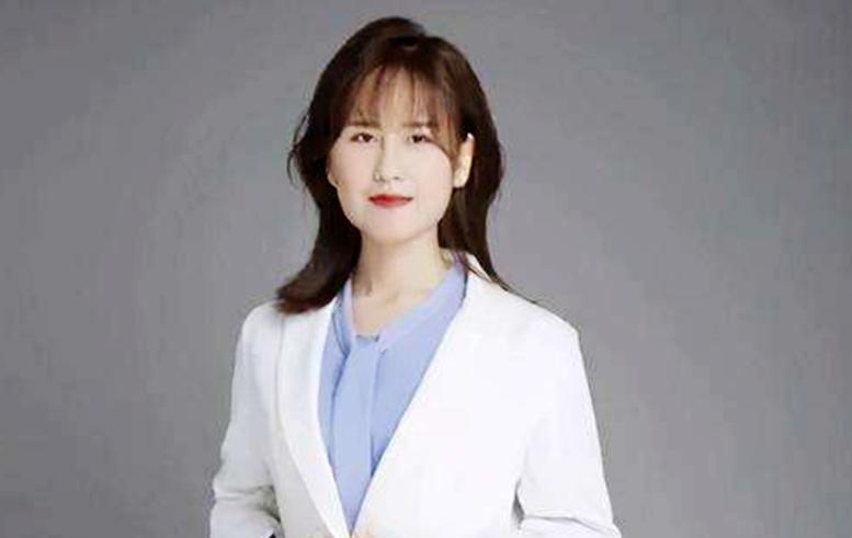 辽宁歪脸女孩，家境贫寒父母双亡，整容变美后拒百万薪只为当老师