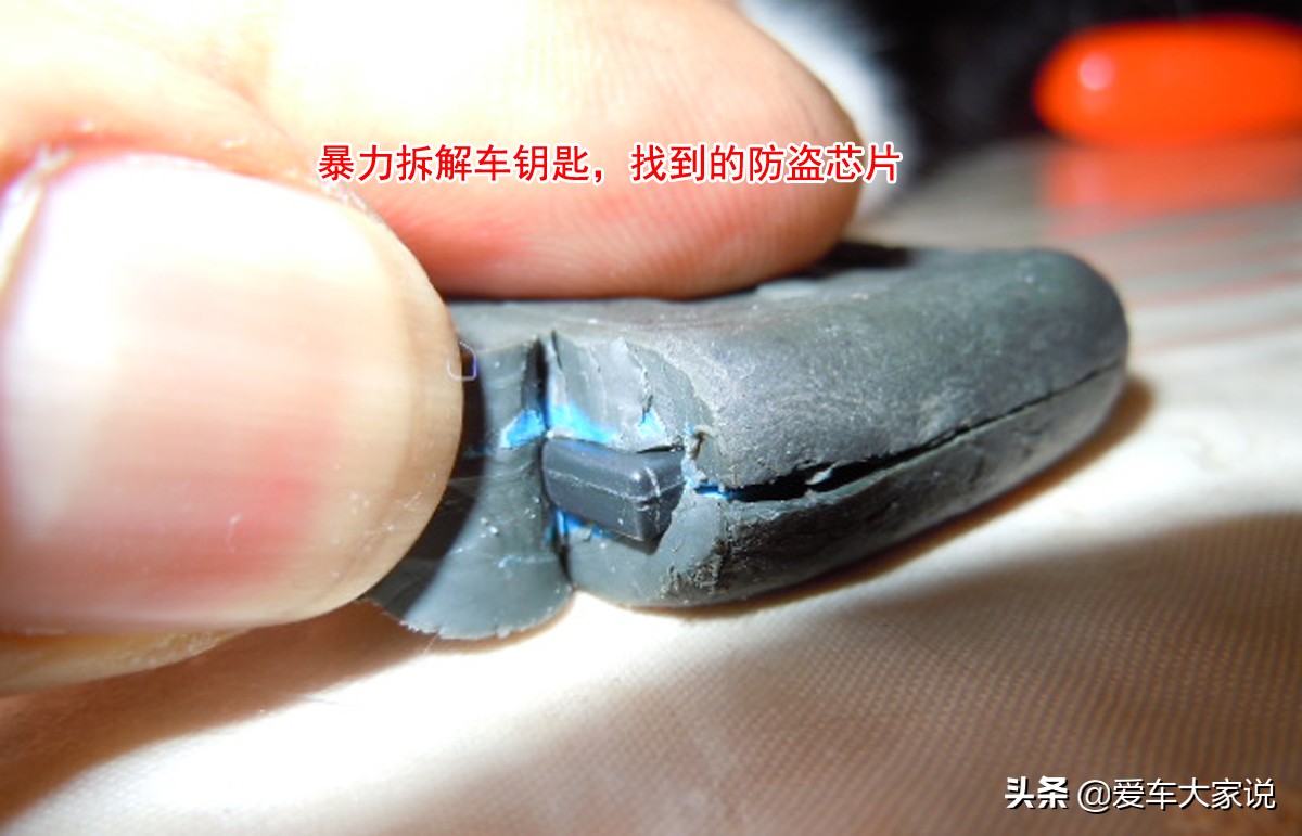 方向盘底下的电线露出来了,方向盘下面取电