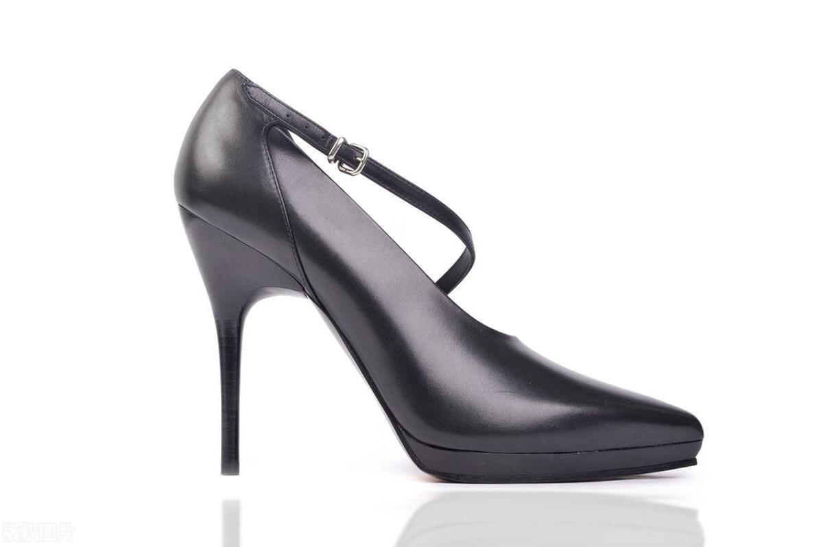 男子进居民楼舔女住户高跟鞋,小区保安偷舔女业主鞋子后续