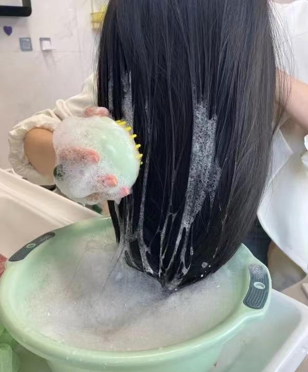 头发干枯毛躁的正确洗头方法,头发干枯毛躁洗头的正确方法