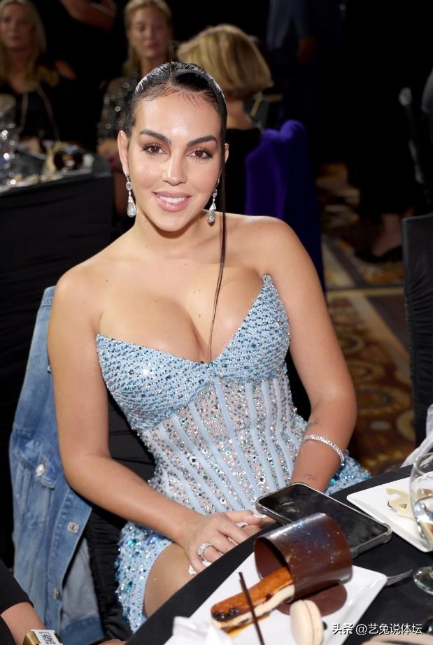 乔治娜庆祝c罗夺冠,乔治娜炫富