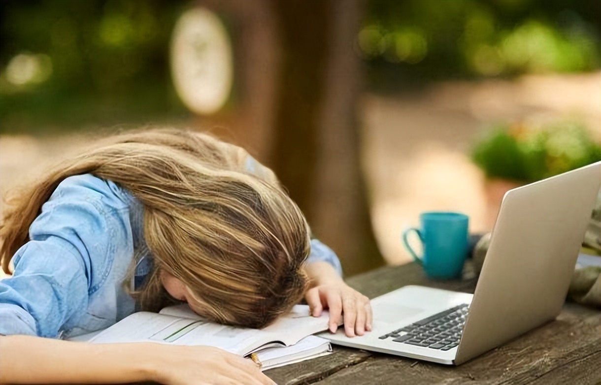 人体缺少什么营养会导致白发,缺乏哪种维生素会导致白发问题