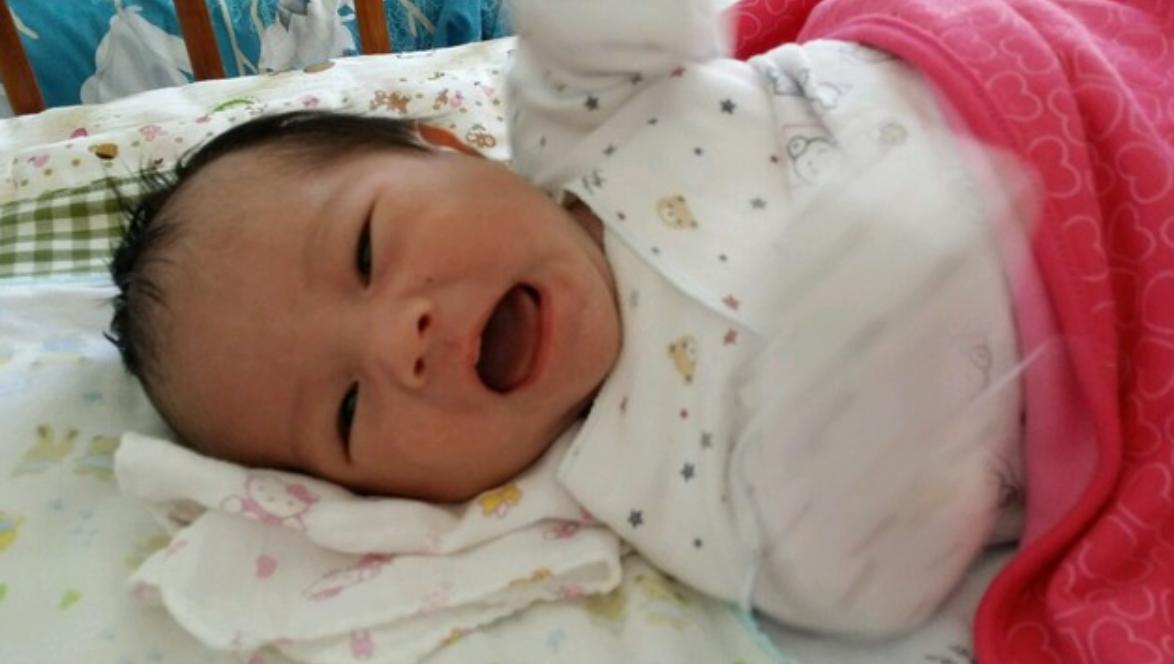 两个月宝宝爱哭闹睡觉不踏实原因,两个月宝宝睡觉不踏实是缺钙吗