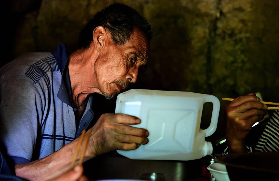 农村小伙自己酿酒喝,农村小作坊酿酒能不能喝