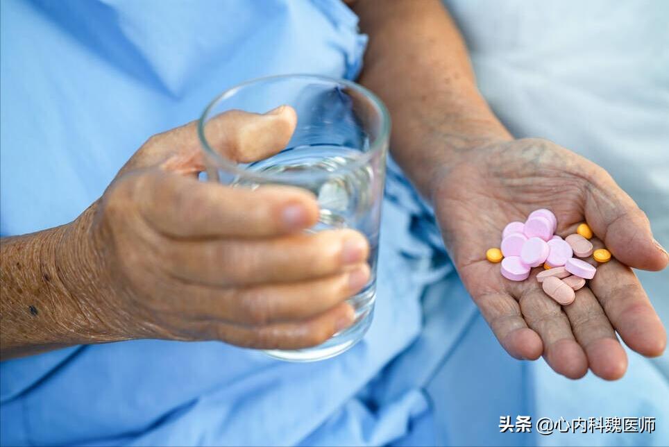 脑梗病人吃叶酸和b12b6起什么作用,老年人预防脑梗如何补充叶酸和b12