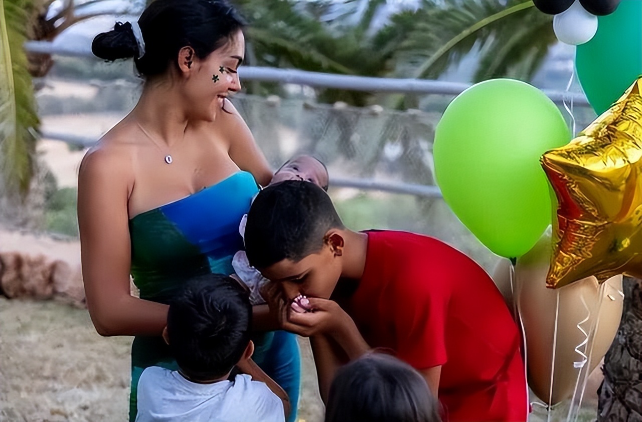 c罗12岁的视频,c罗12岁足球视频