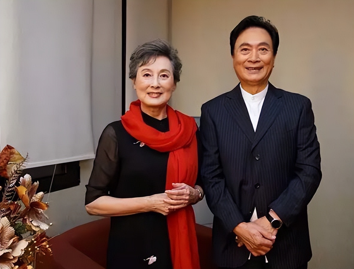 老戏骨梁波罗：妻子陪他闯过生死劫难，他白发苍苍给百岁岳母尽孝