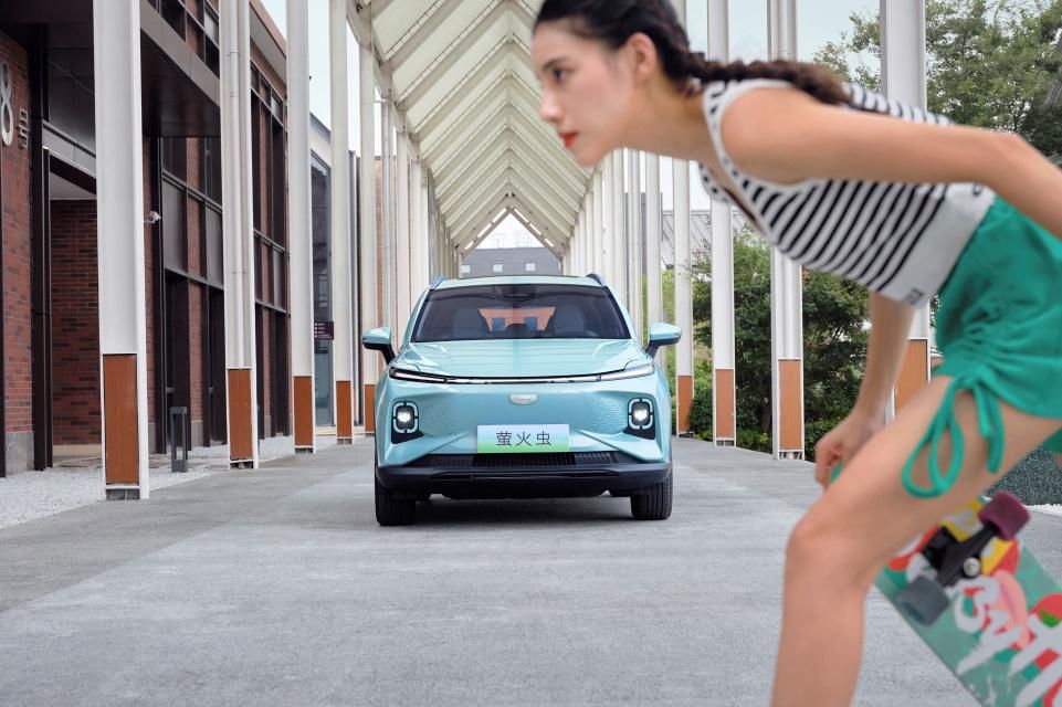 上板，去发光！7万元的“电滑板”——几何E萤火虫带你玩转高端局