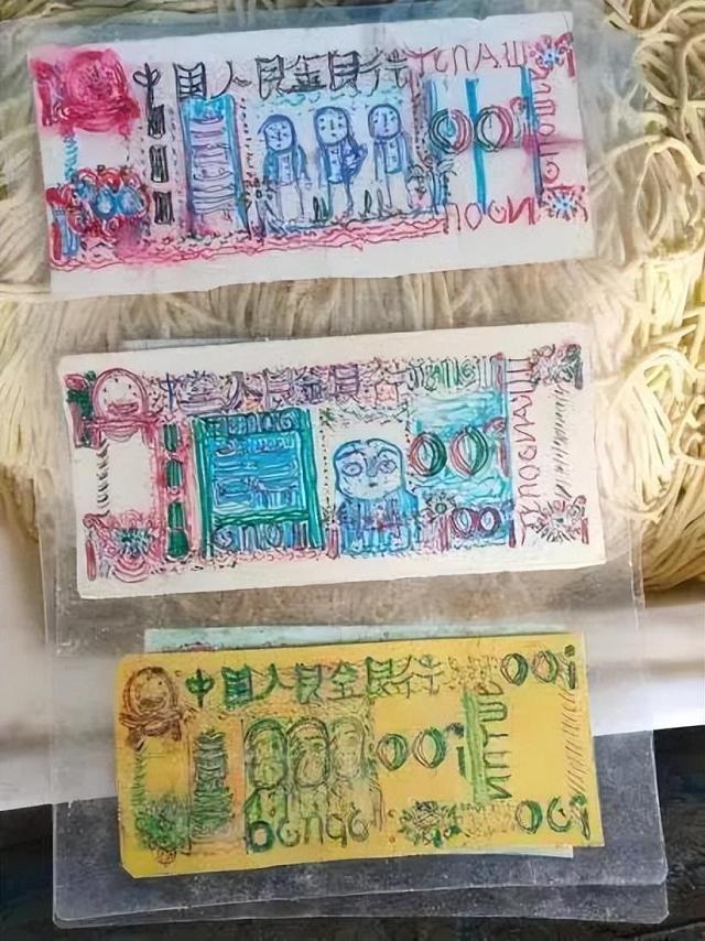 温州卖面条老人,浙江温州老人用手画钱币买面条