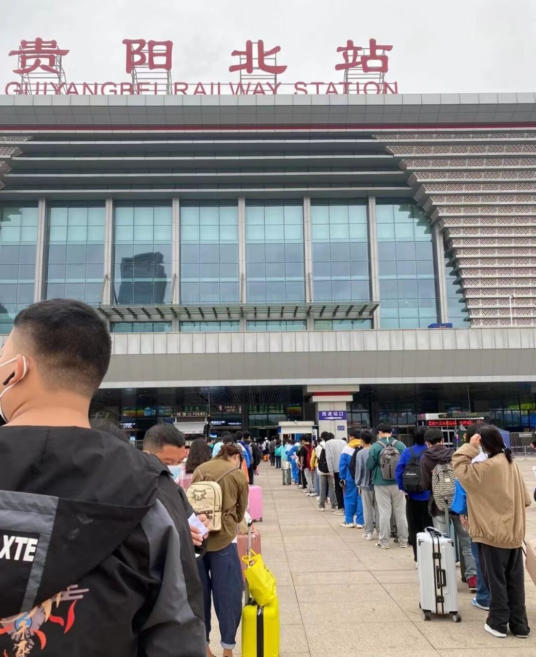 贵州有多少个乡镇中小学校,贵州省一共多少所学校