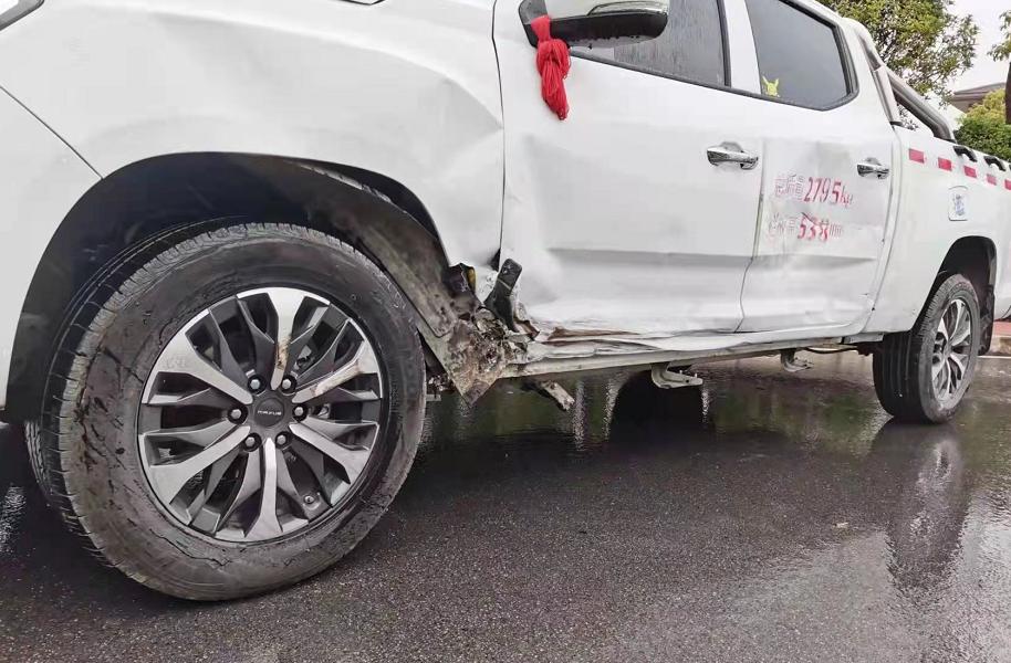 特斯拉高价刹车失灵撞击十几部车,两车相撞车主本来不想追责