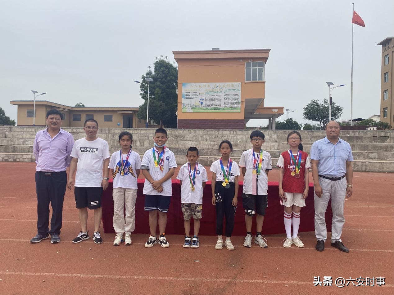 小学校园足球联赛开赛报道,小学校园足球联赛圆满落幕报道