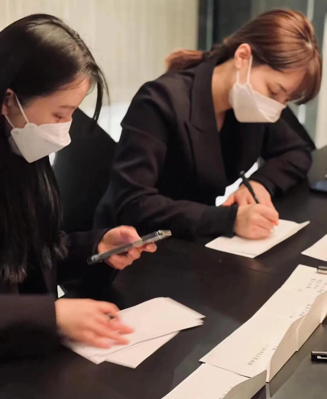 上海某奢侈品店为有迫切需求的客户提供精心包装的蔬菜，笑翻了