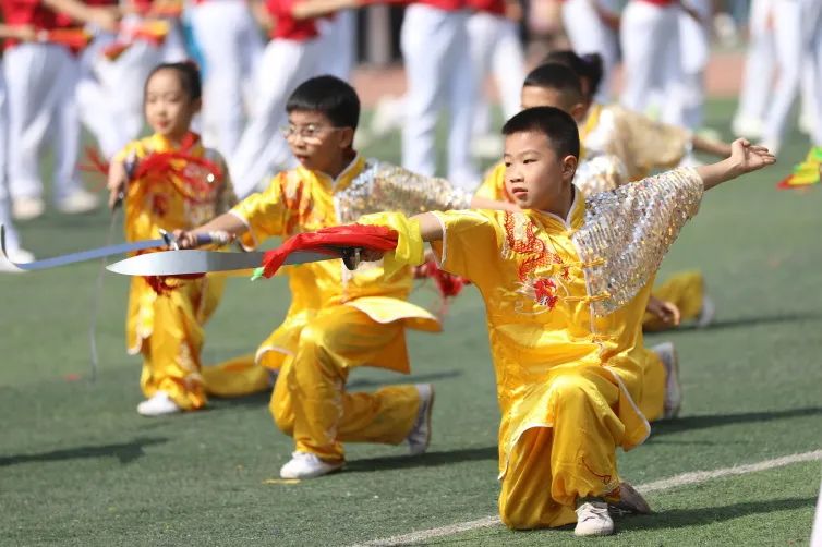 西安浐灞阳光海澜小学田径运动会,西安御锦城小学春季运动会直播