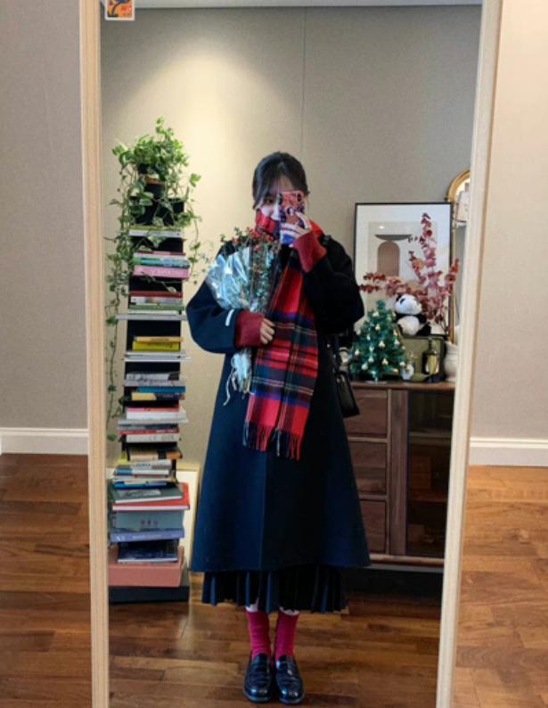 长款百褶裙怎么搭配呢大衣,黑色毛呢大衣配什么颜色百褶裙