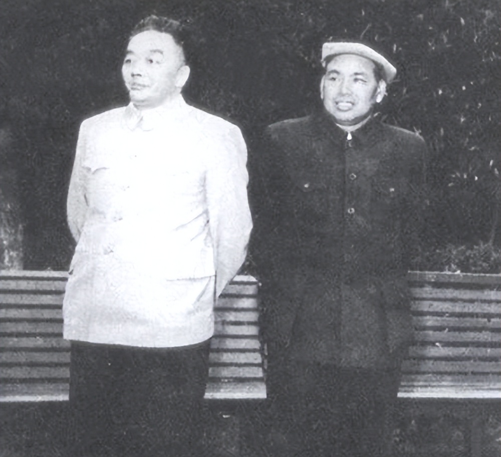 *小平邓**向刘昌毅敬酒，刘昌毅猛地掀了桌子，*小平邓**如何应对