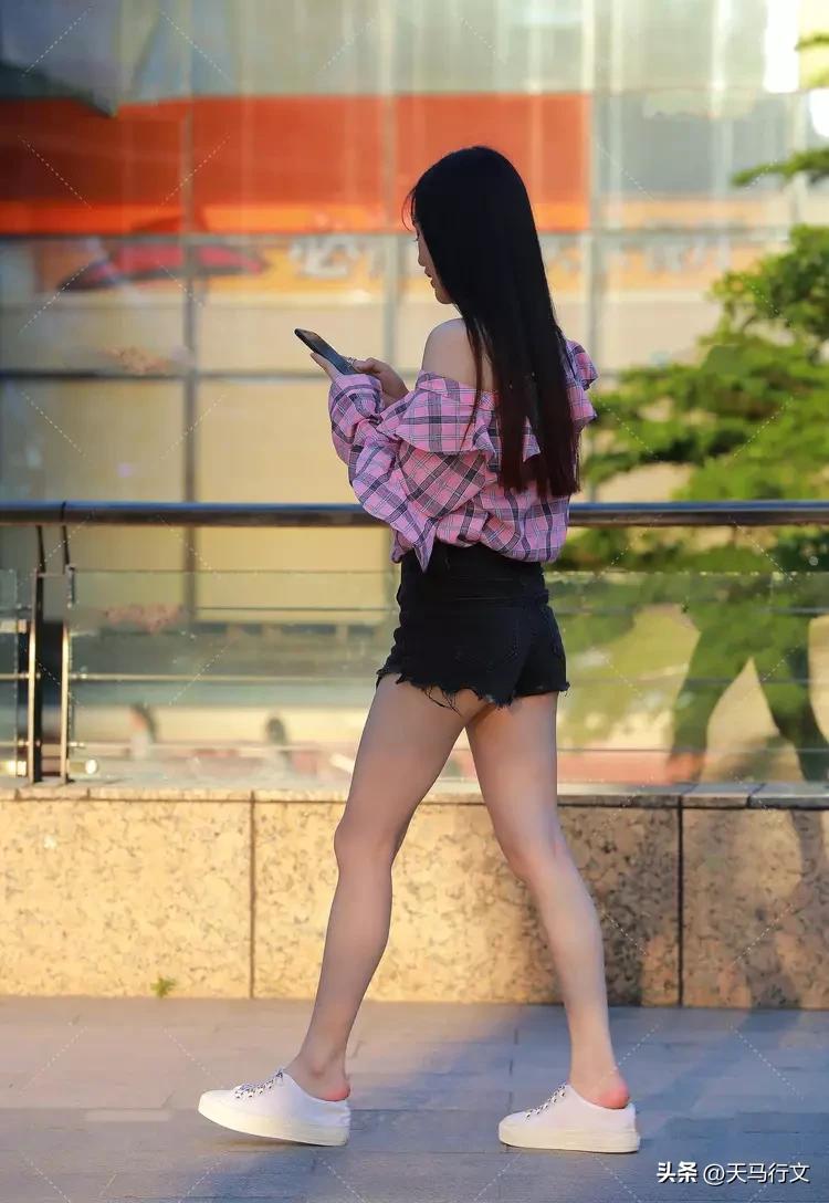 粉色格子短裤,粉色格子衬衫穿搭