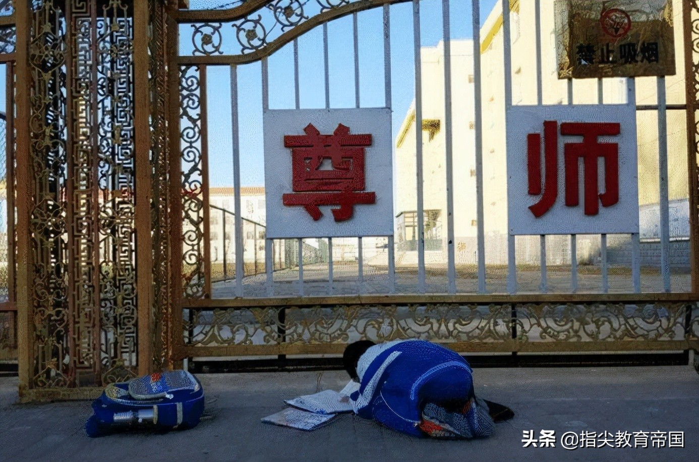 懒店主被早起等学校开门的小学生触动，网友：自律的孩子这样养成