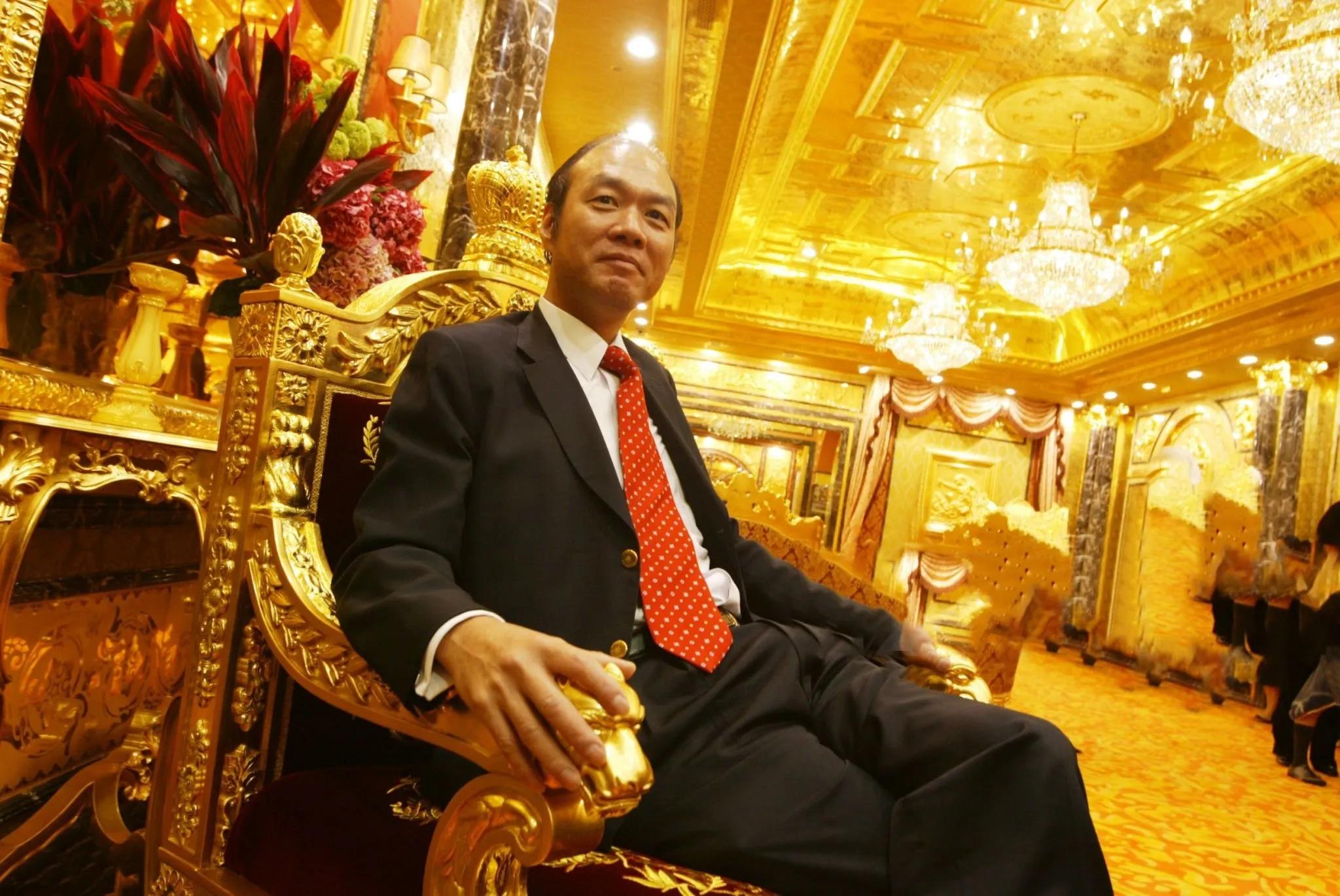 2001年他花3800万，用掉380公斤黄金盖了一间厕所，后来怎样了