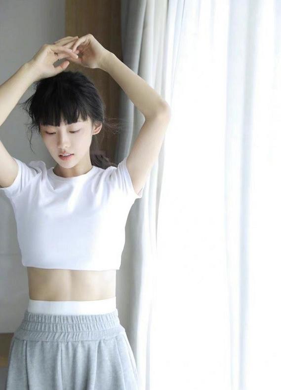 阔太张嘉倪气质真好，白T+高腰裤看似简单，却穿出初恋般的高级感