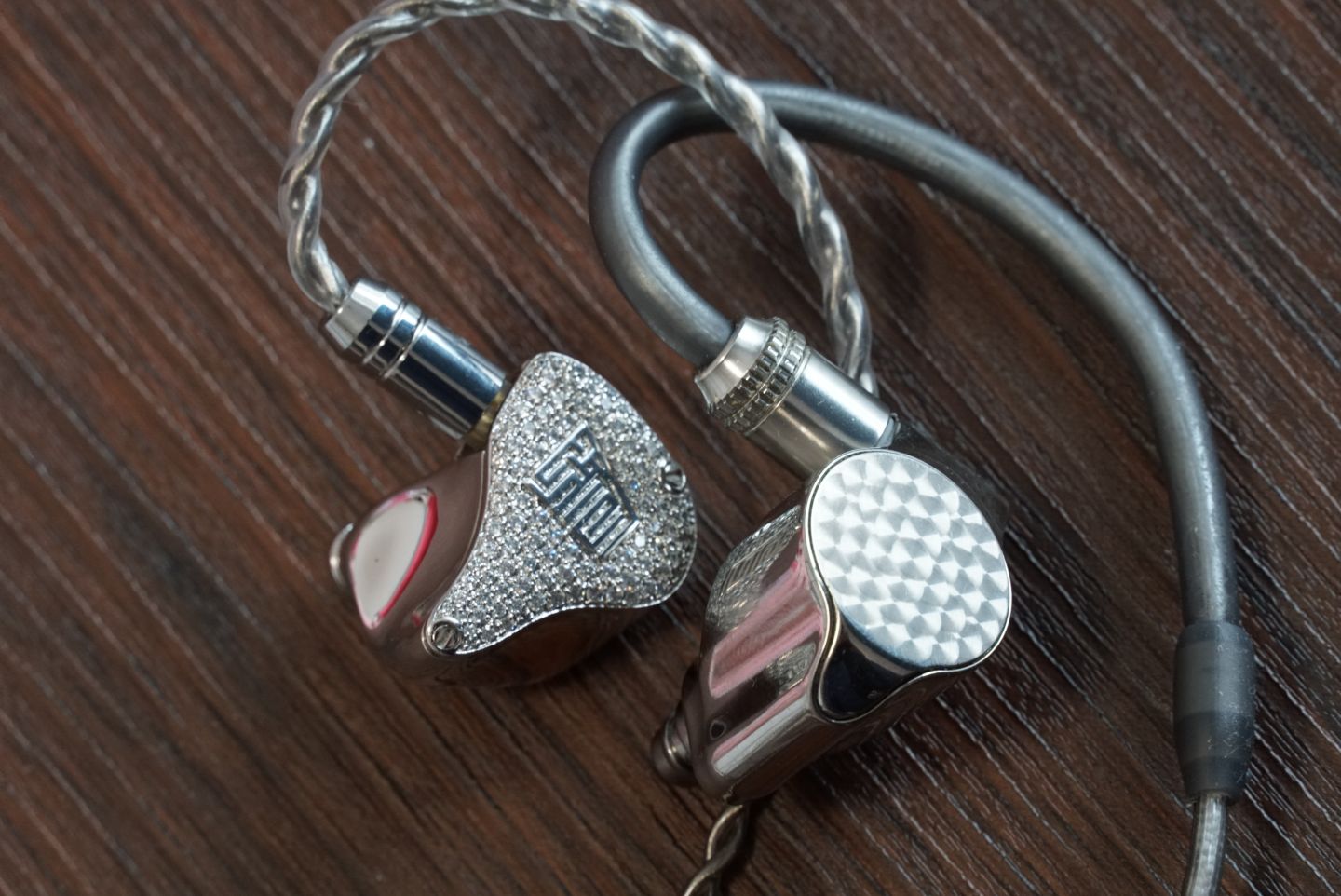 198颗宝石，铂金镀层，微动圈生物振膜，我以为高达9999元