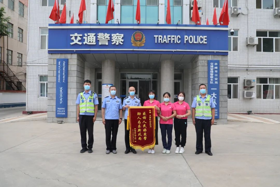 因护送孩子就医交警帮忙送锦旗,交警护送受伤儿童就医家长送锦旗