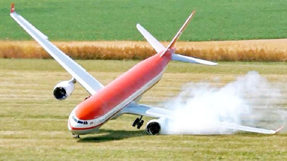 飞机上装巨型降落伞，坠机直接打开可以吗？