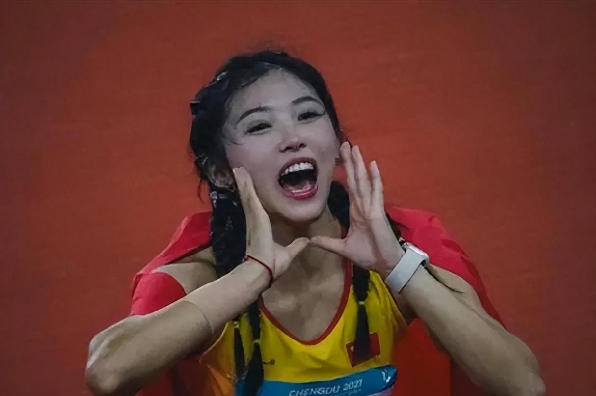 梦幻！足球美女狂飙直播间，神秘男友现身！