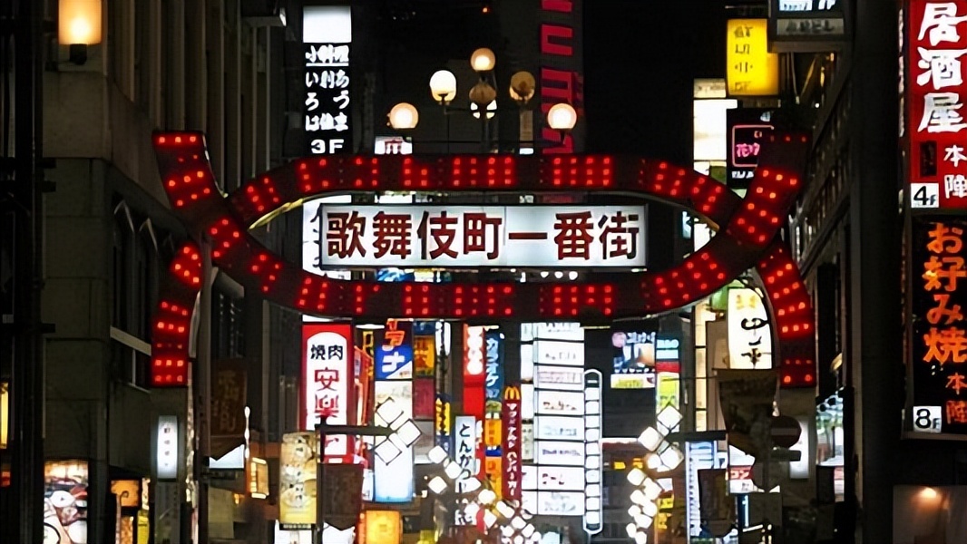 日本陪酒女王爱泽绘美里，滴酒不沾却成业界传奇，她是如何做到的