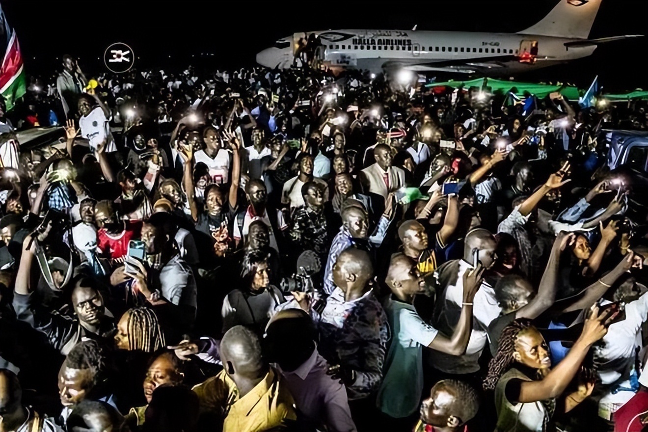 他用“骗”来的钱，为祖国建了一支国家队