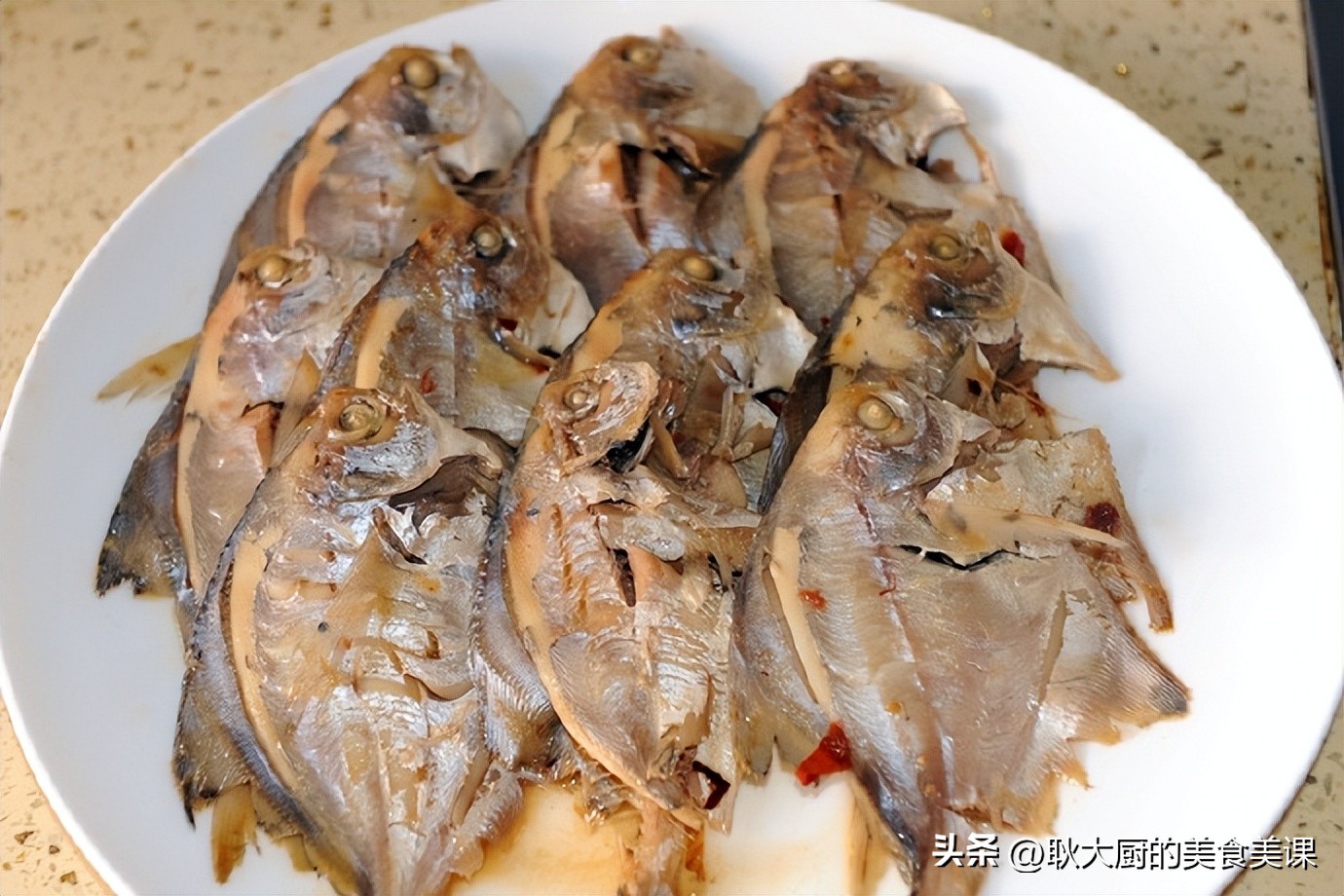 红烧小银鲳家常做法,大锅菜红烧银鲳鱼