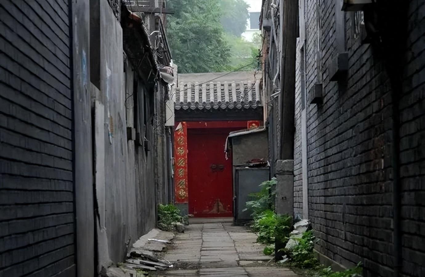 暖心男同学保护女同学,勇敢的男生