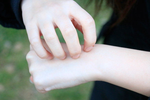 痒痒一挠就有小红疙瘩怎么回事,痒痒一挠就起一片咋回事